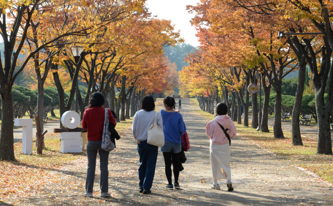 토요일 전국 곳곳 비…평년보다 따뜻한 주말[오늘날씨]