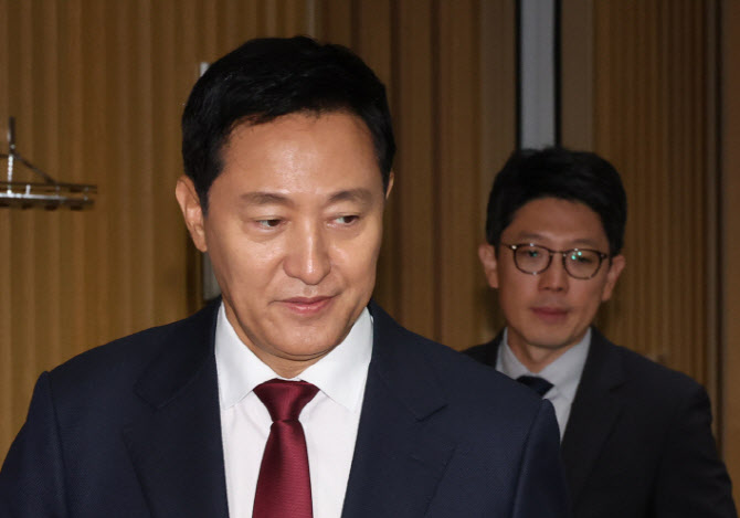 [속보]오세훈, 특검 피의자 출석…여론조사비 대납 의혹 조사