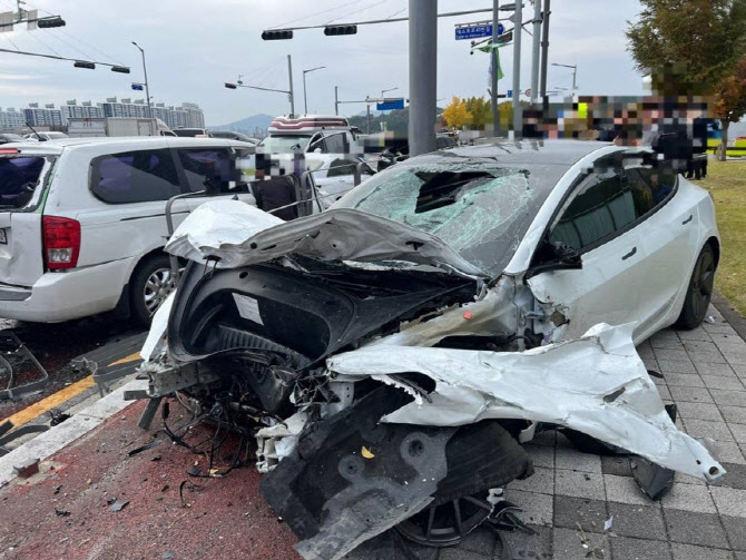 대전 신세계 백화점 앞 도로서 10중  추돌…16명 사상