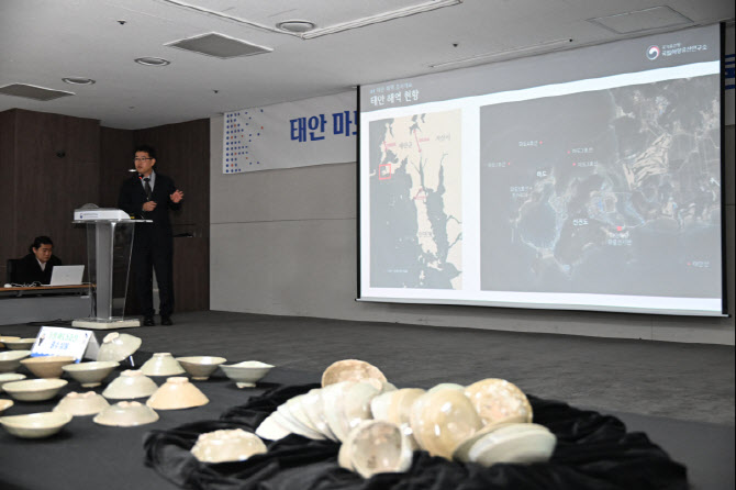 난파선 흔적? 태안 바다서 고려청자 또 나왔다(종합)