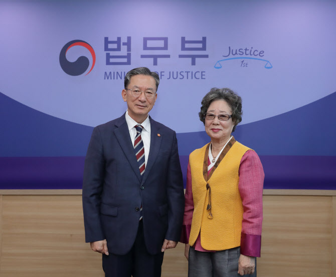 정성호 법무부 장관, ‘성폭행범 혀 절단’ 최말자씨 면담