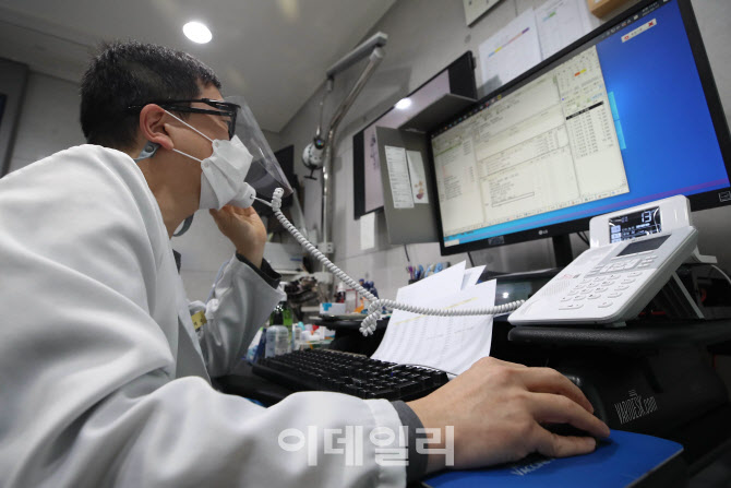 정부·여당, ‘비대면 진료’ 법제화 추진…의사·약사 반발에 변수