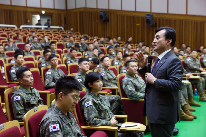 초급장교 수급 위기…“법적 근거 없는 ROTC 제도 개선해야"