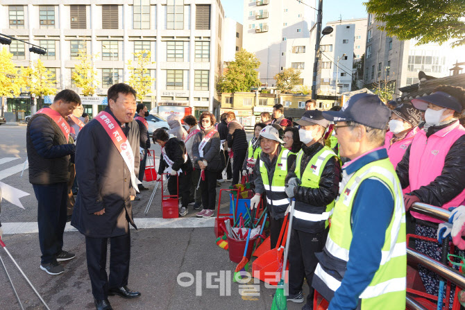 [포토] 종로구, 주민과 함께하는 종로 구석구석 골목길 청소 반상회