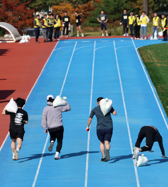 정년연장, 대기업·노조만 혜택…임금·연금체계 개편부터