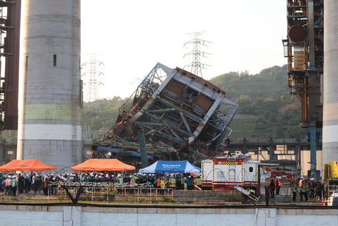 노동장관 "낮 12시 울산화력 타워 4·6호기 동시 발파"
