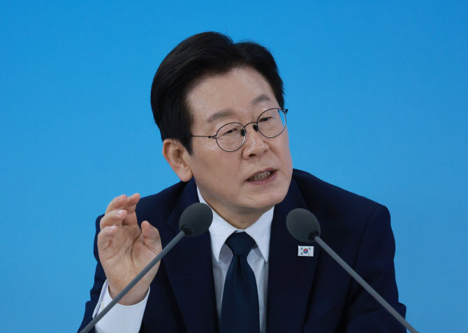 [속보]李대통령 “형법 개정 논의시 사실 적시 명예훼손 제도 폐지도 검토하라”