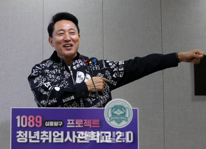 [포토] 서울시 굿즈 소개하는 오세훈 서울시장