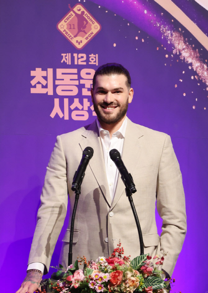 한화 폰세, 최동원상 시상식 참석... “상 의미 잘 알아”