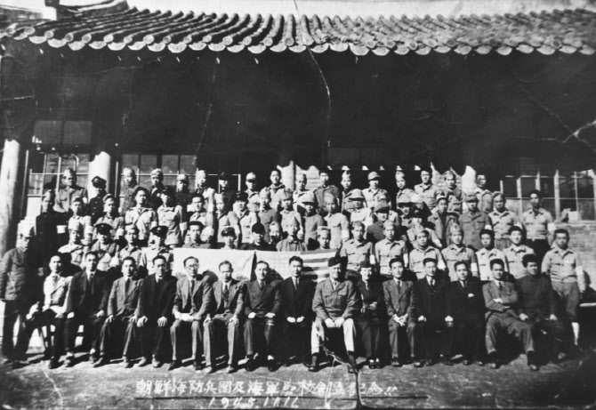 해군 창설 80주년 기념식…이순신 장군 동상 앞에서 '필승해군' 다짐