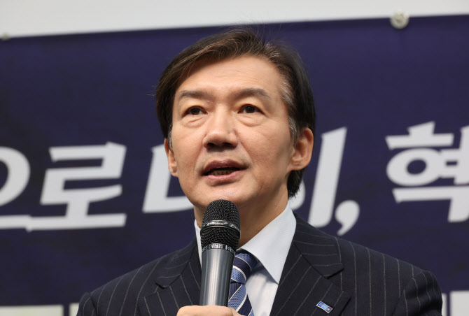 조국 “한동훈, 정치검사 DNA 여전…정치 해선 안될 사람”