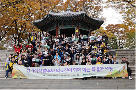 이대서울병원, 장기이식 환우와 가족, 의료진 함께 ‘가을 산행’