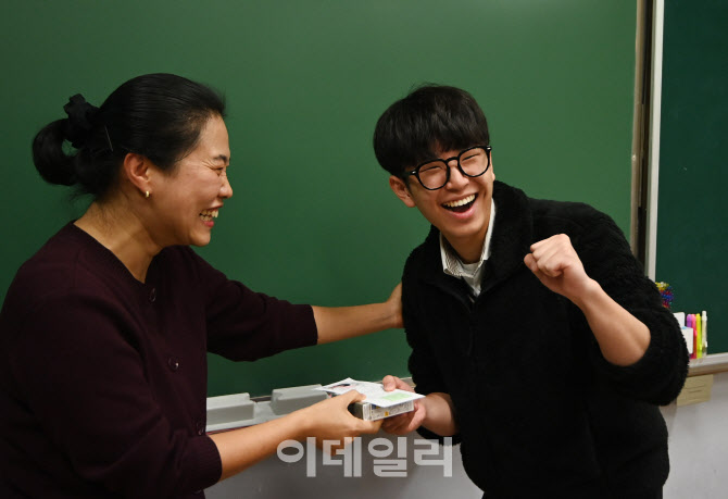 [포토]수능 D-1 수험표 받는 고3 학생