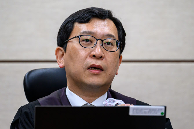 "말 안 되는 소리" 이진관 재판장, 김용현 구인영장 발부