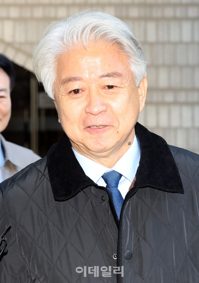 [포토]정치자금법위반 등에 관한 1심 선고 공판 향하는 노웅래 전 의원