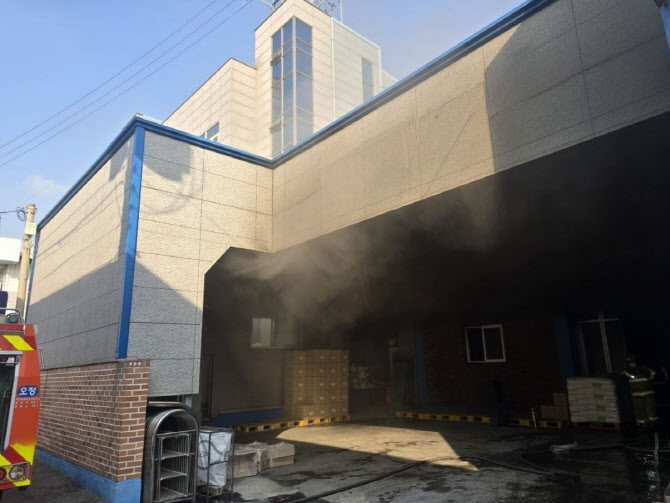 부천 공장 화재 완진…남녀 2명 중증 화상(상보)
