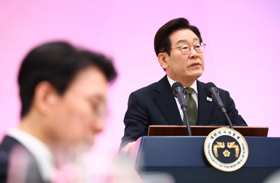 李대통령 “민주주의의 뿌리는 지방자치”