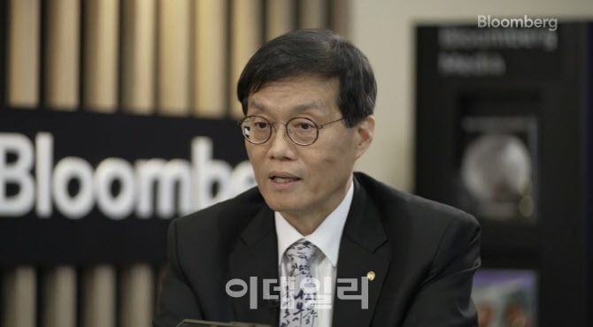 이창용 "새로운 데이터 따라 통화정책 방향도 달라질 수 있다"