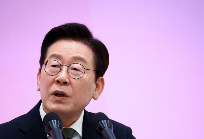 李대통령 “권한·예산 남용 강력히 점검…기초지방정부, 민주주의 뿌리”