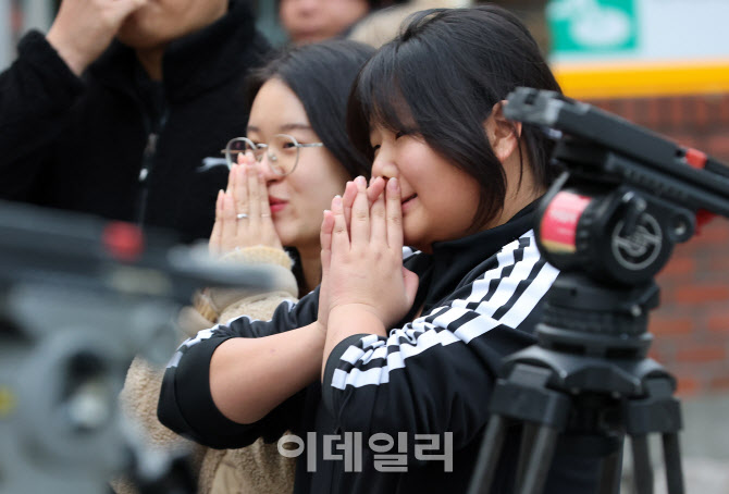 [포토]고사장 앞에서 기도하는 가족들