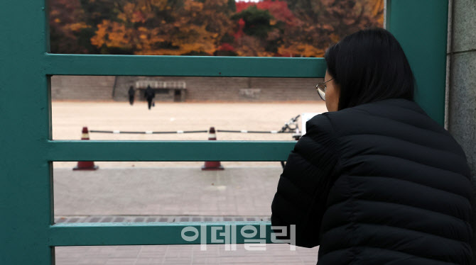 [포토]자녀의 뒷모습 바라보는 부모