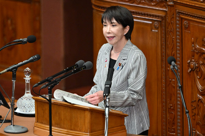 中외교부, 日총리 겨냥 "대만으로 불장난 땐 타 죽어"
