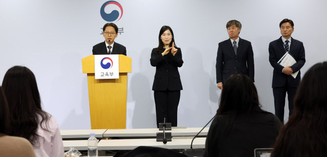 수능 출제위원장 “‘사탐런’ 유불리 없을 것…EBS 연계율 50%”(종합)