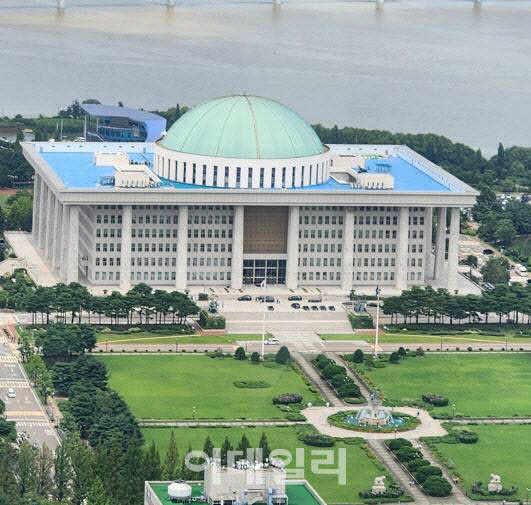 국회, '프리랜서' 수어통역사·국회방송 작가 직고용 결정