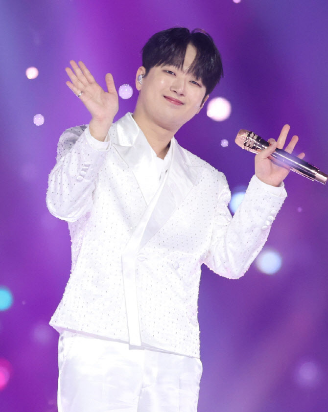 이찬원, '최고 인기상'까지 4관왕 "많은 상 받아 행복"[2025 KGMA]