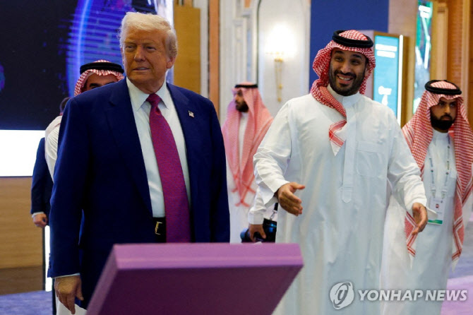 “국제 왕따에서 복귀?”…트럼프, 빈 살만에 국빈급 예우