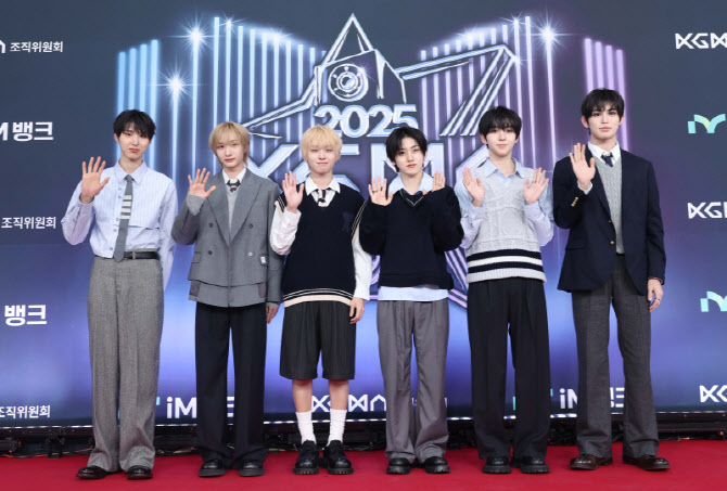 'IS 라이징스타' 킥플립 "데뷔 딱 300일에 값진 상 기뻐 "[2025 KGMA]