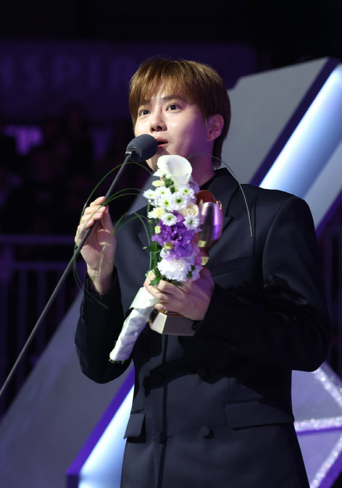 '3관왕' 수호, 올해 최고의 솔로남… "엑소엘에게 영광을"[2025 KGMA]
