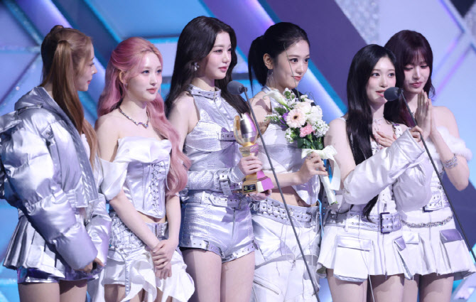 아이브, '그랜드 송' 등 4관왕 "행복하고 뿌듯한 밤" [2025 KGMA]