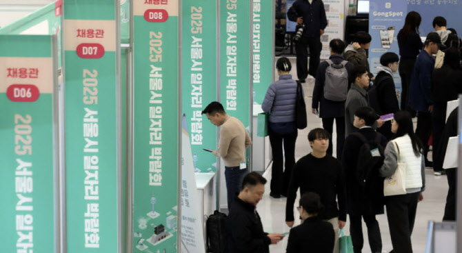 건설·제조업↓노인돌봄↑…업종별 ‘고용양극화’ 심화했나[기재부 주간예보]