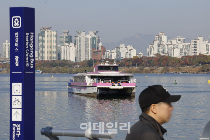 [포토]선착장 인근에 멈춰선 한강버스