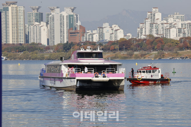 [포토]강바닥 걸려 멈춘 한강버스