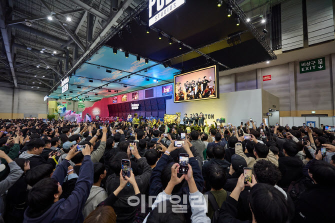 [포토]지스타 크래프톤 부스 '북적북적'…3.8만명 구름 인파