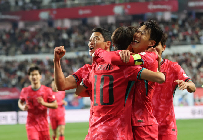 ‘환상 프리킥 골’ 손흥민, 이재성부터 찾았다... “더 많은 칭찬 받길”