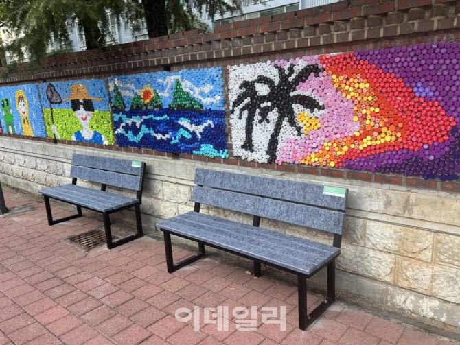 [포토] 신세계백화점, 폐 유니폼으로 '리뉴 벤치' 기증