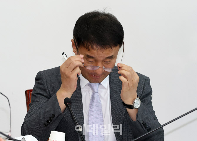 [포토]안경쓰는 한병도 예결위 소위원장