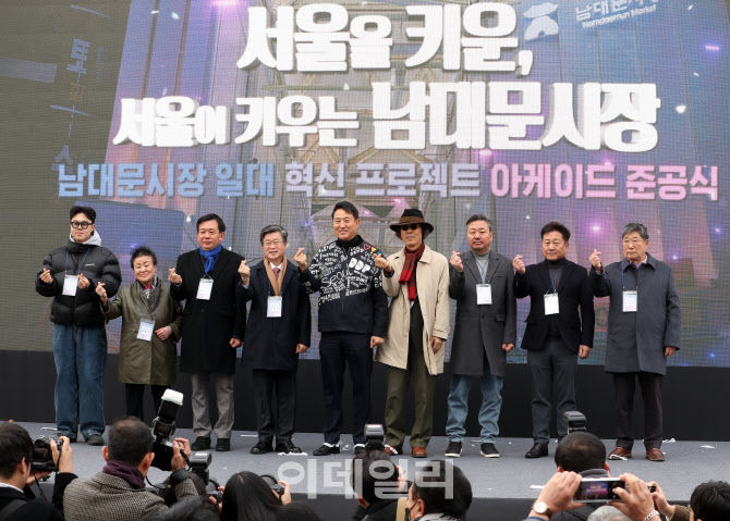 [포토] 오세훈, "남대문시장 일대 혁신 프로젝트 추진하겠다"