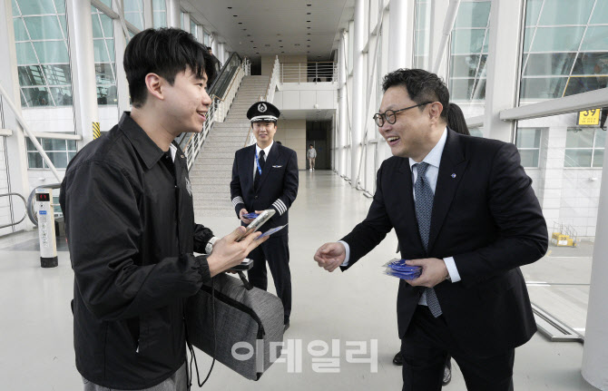 [포토]탑승객에게 기념품 전달하는 윤철민 파라타항공 대표