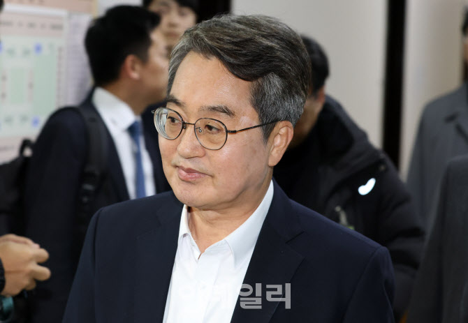 [포토]한병도 예결위원장 만나러 국회온 김동연 지사