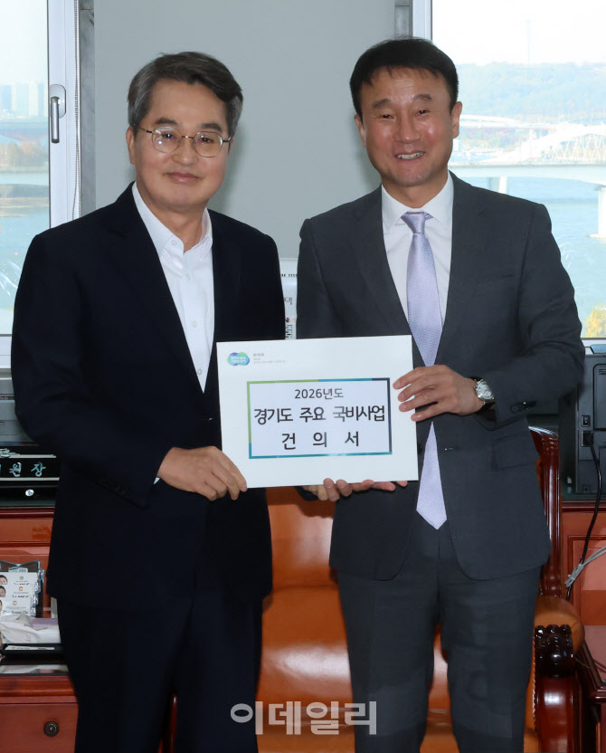 [포토]한병도 예결위원장에게 '경기도 국비사업 건의서' 전하는 김동연 지사