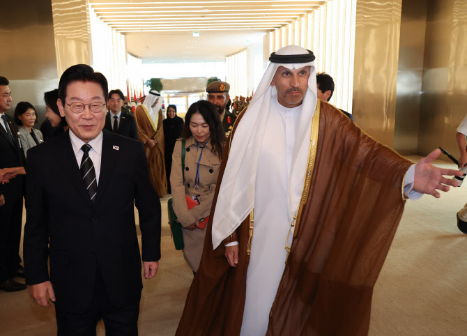 전투기 호위 받은 李대통령, 오늘 UAE 대통령과 정상회담