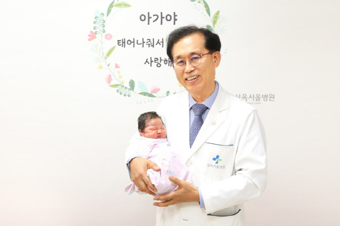 한 병원서 7남매 태어났다…병원장이 직접 받아