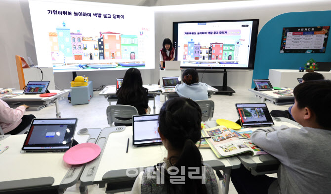 AI교과서 ‘교과서 지위’ 박탈 마침표…대통령령 개정