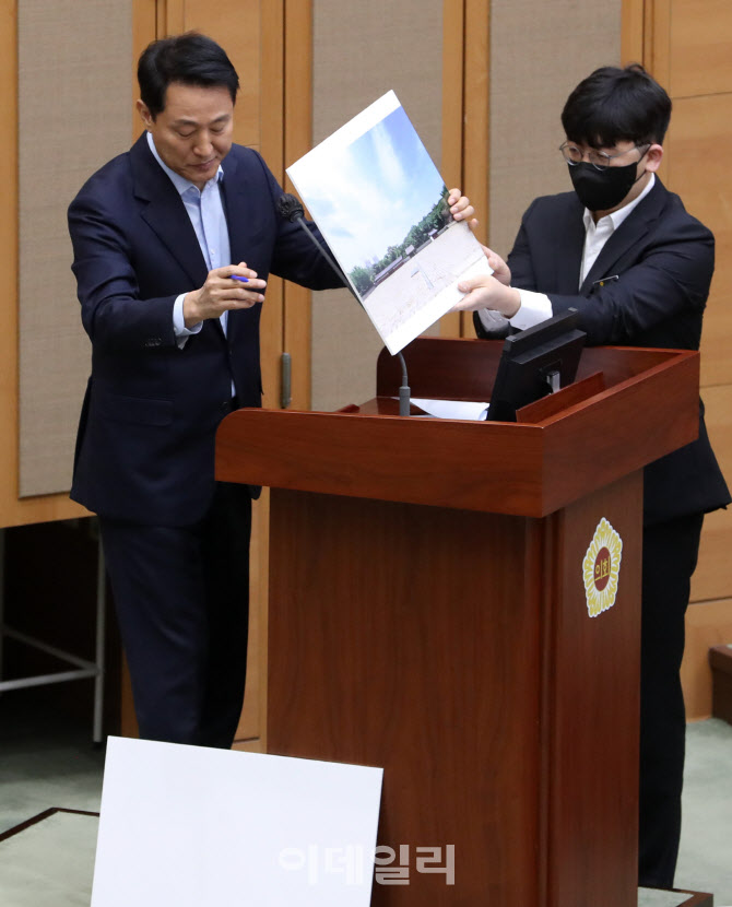 [포토] 오세훈, 세운4구역 개발 시정질문 답변