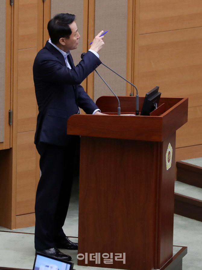 [포토] 서울시의회 시정질문 답변하는 오세훈 서울시장