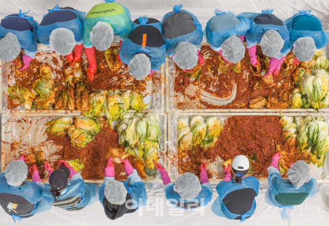 [포토]인천공항공사, 희망의 활주로 2025 김장 나눔 봉사활동